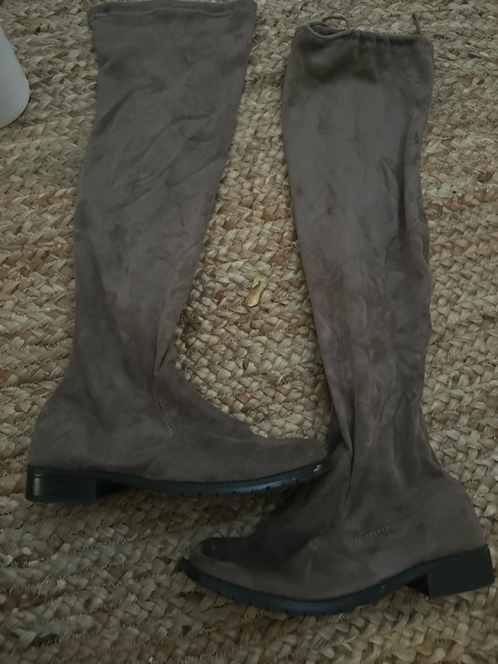 KNEE HIGH SUEDE BOOTS