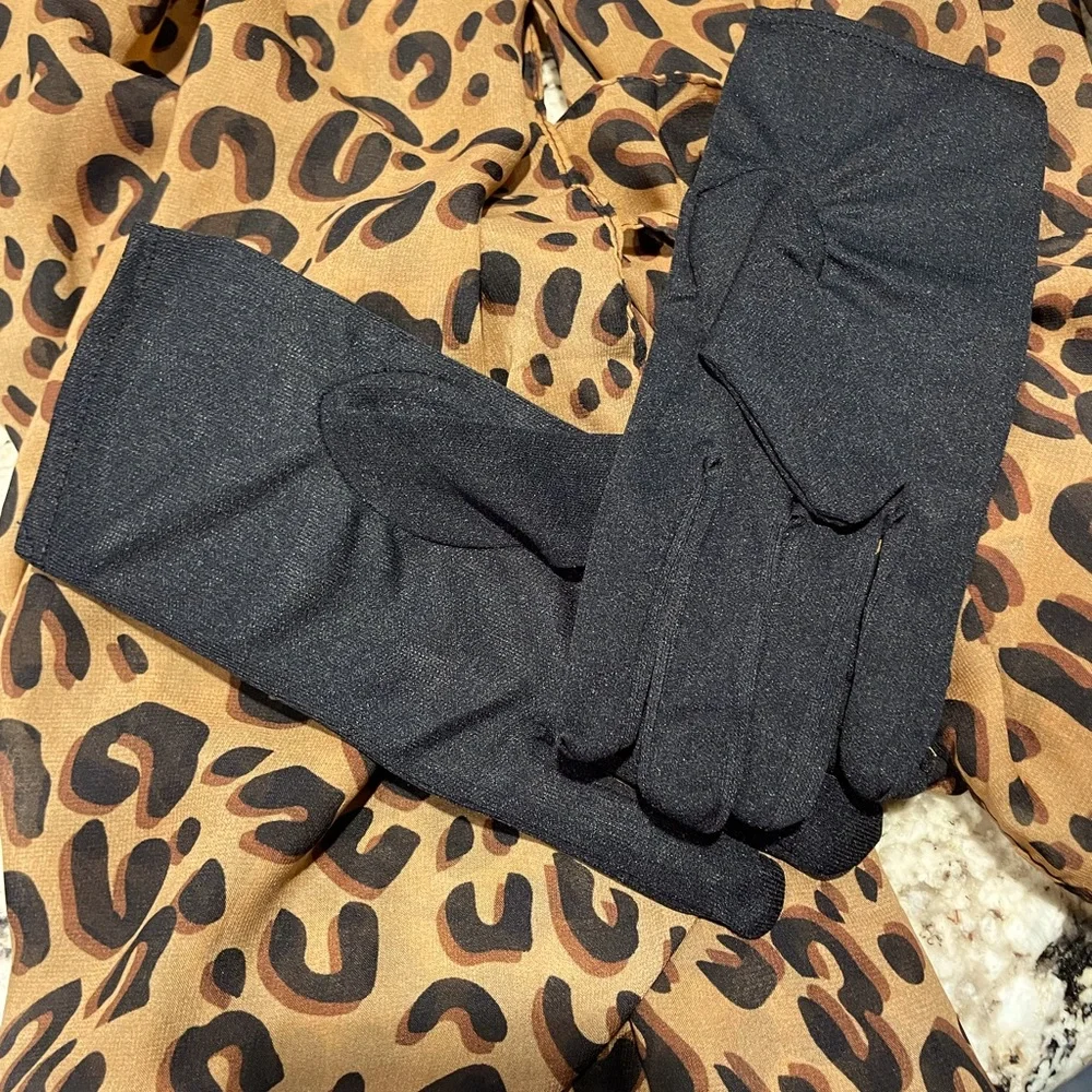 🌻 Black costume or regular shorts gloves (wrist length)New /never worn /One Size