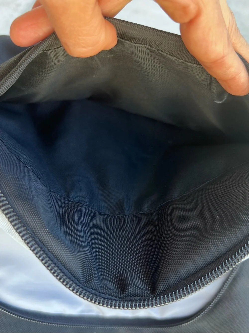 Travelon sleek messenger