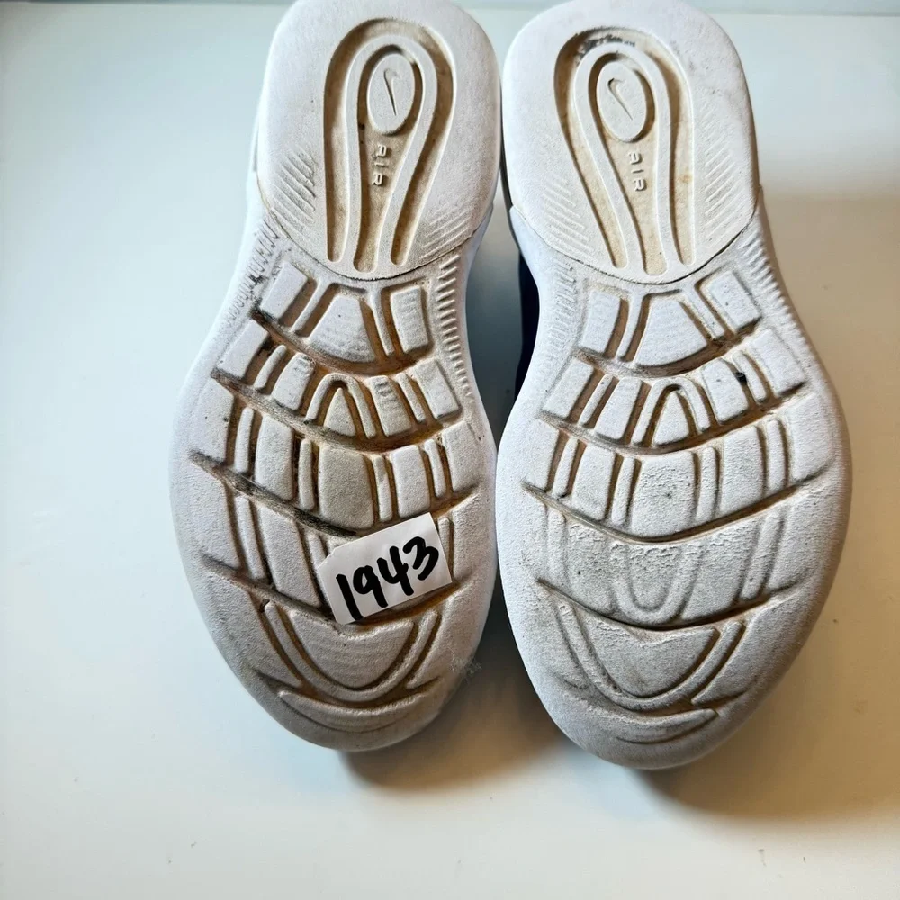 Nike navy sneakers