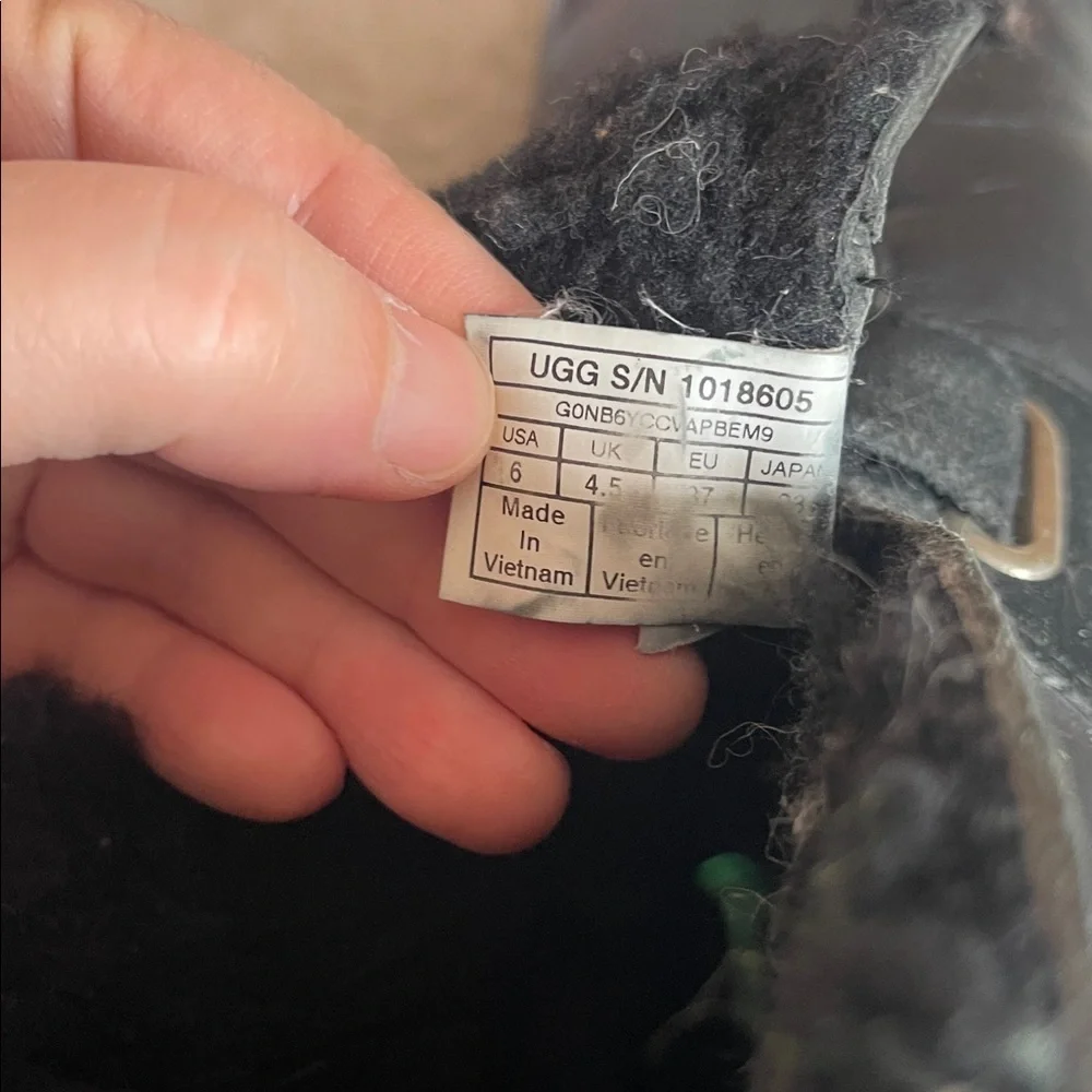 UGG cozy black