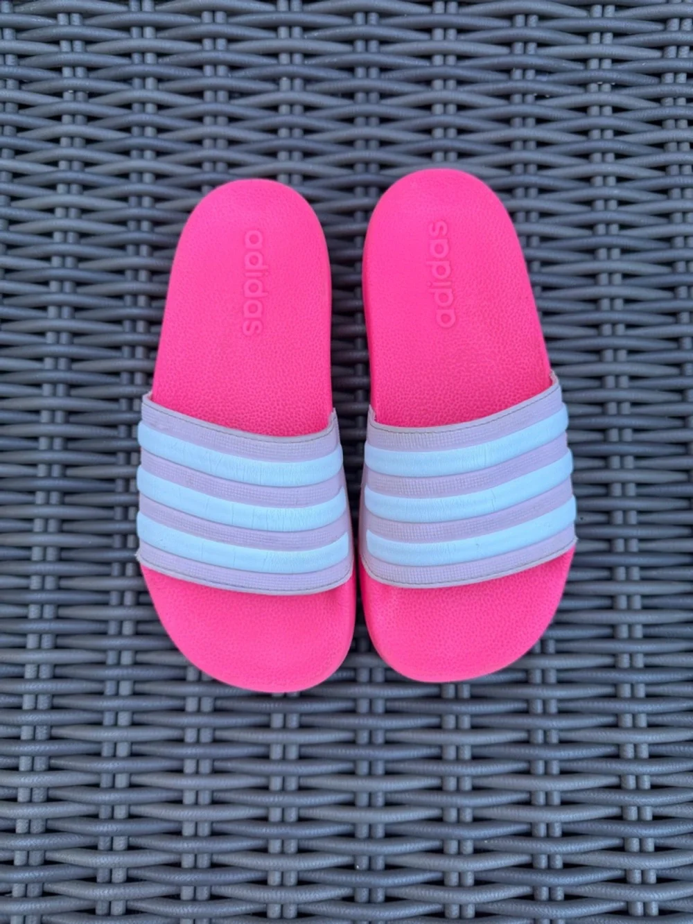 adidas footbed logo