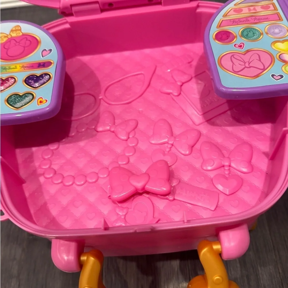 Disney Junior Minnie Mouse Get Glam Magic Makeup Table Pretend Play Vanity Girls