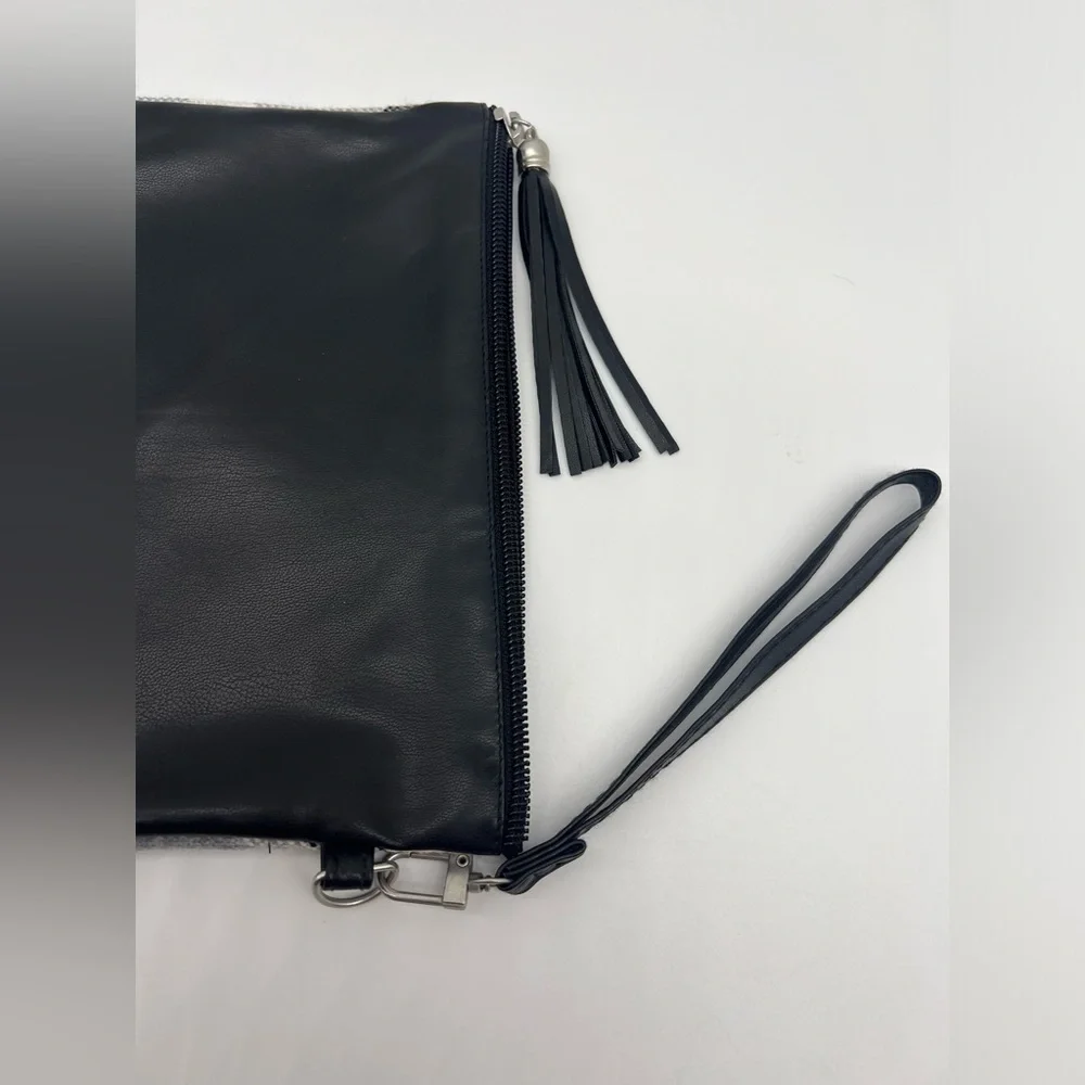 N/A wristlet cosmetic