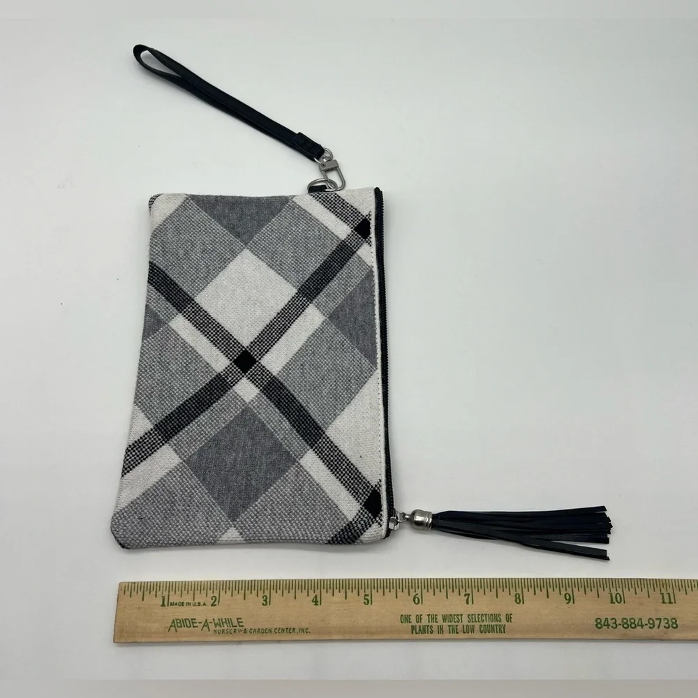 N/A wristlet cosmetic