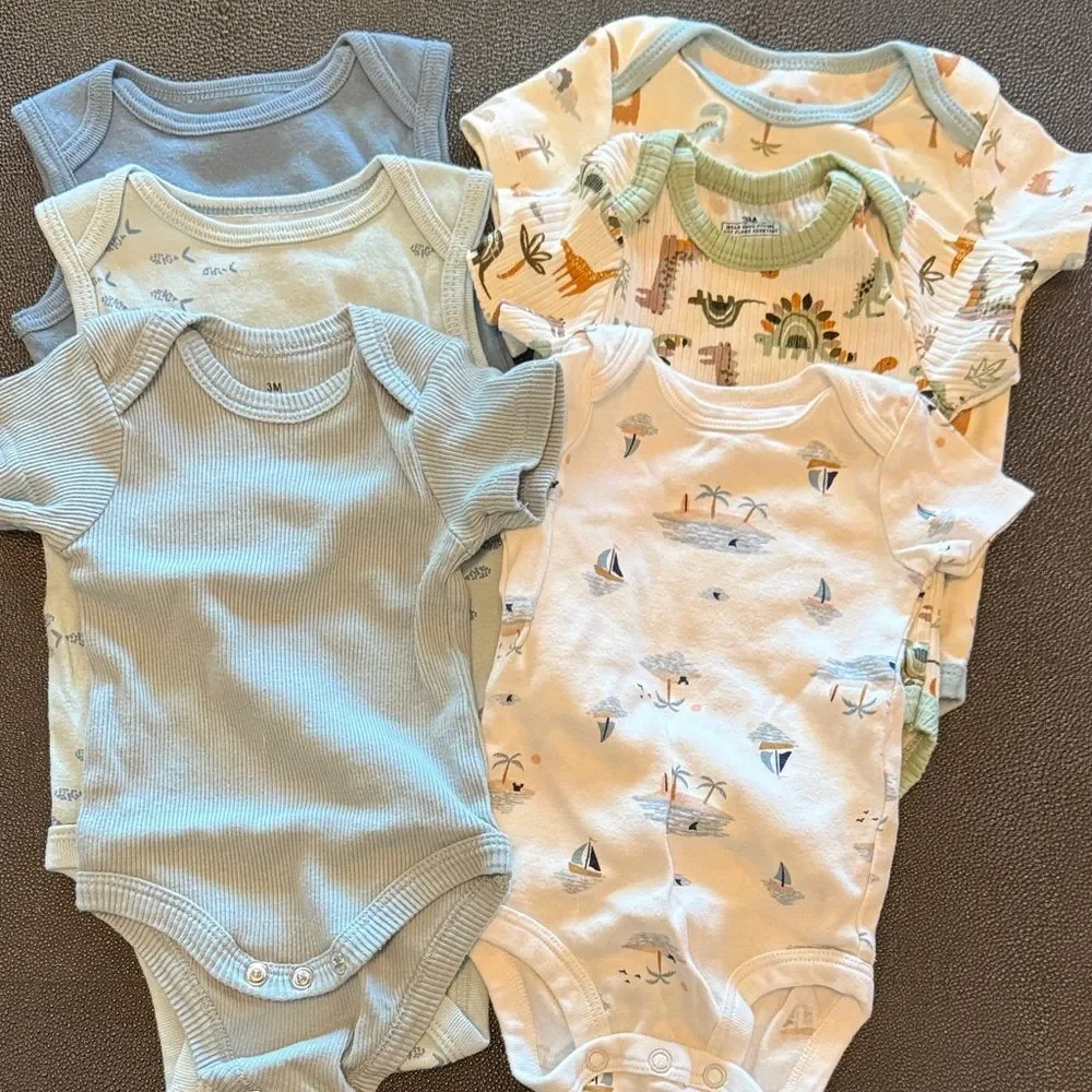 Bundle of 6 Baby Bodysuits Cloud Island brand and other  Blue and White  Set 3-9