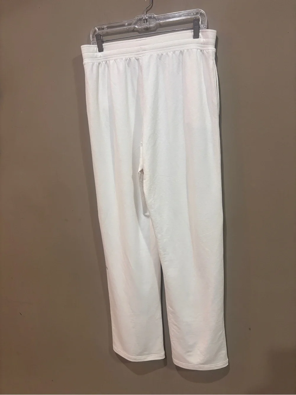 ALO Yoga white representation