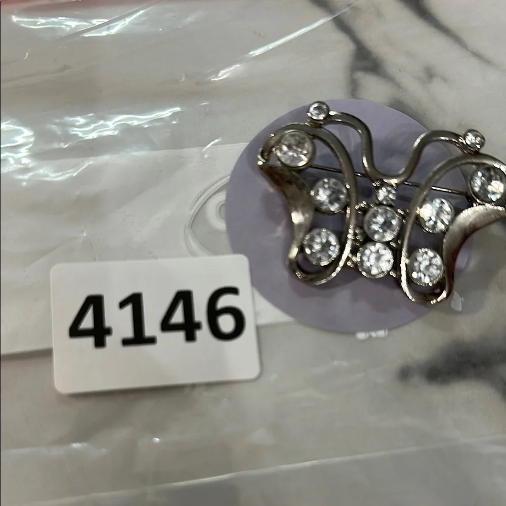 unbranded woman’s brooch