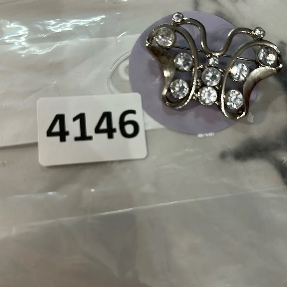 unbranded woman’s brooch