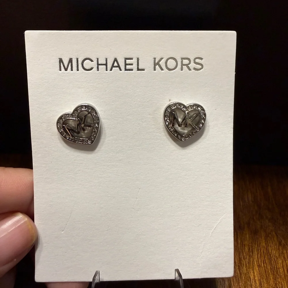 NEW Michael Kors Thin Heritage Heart Stud Earrings in silver-tone