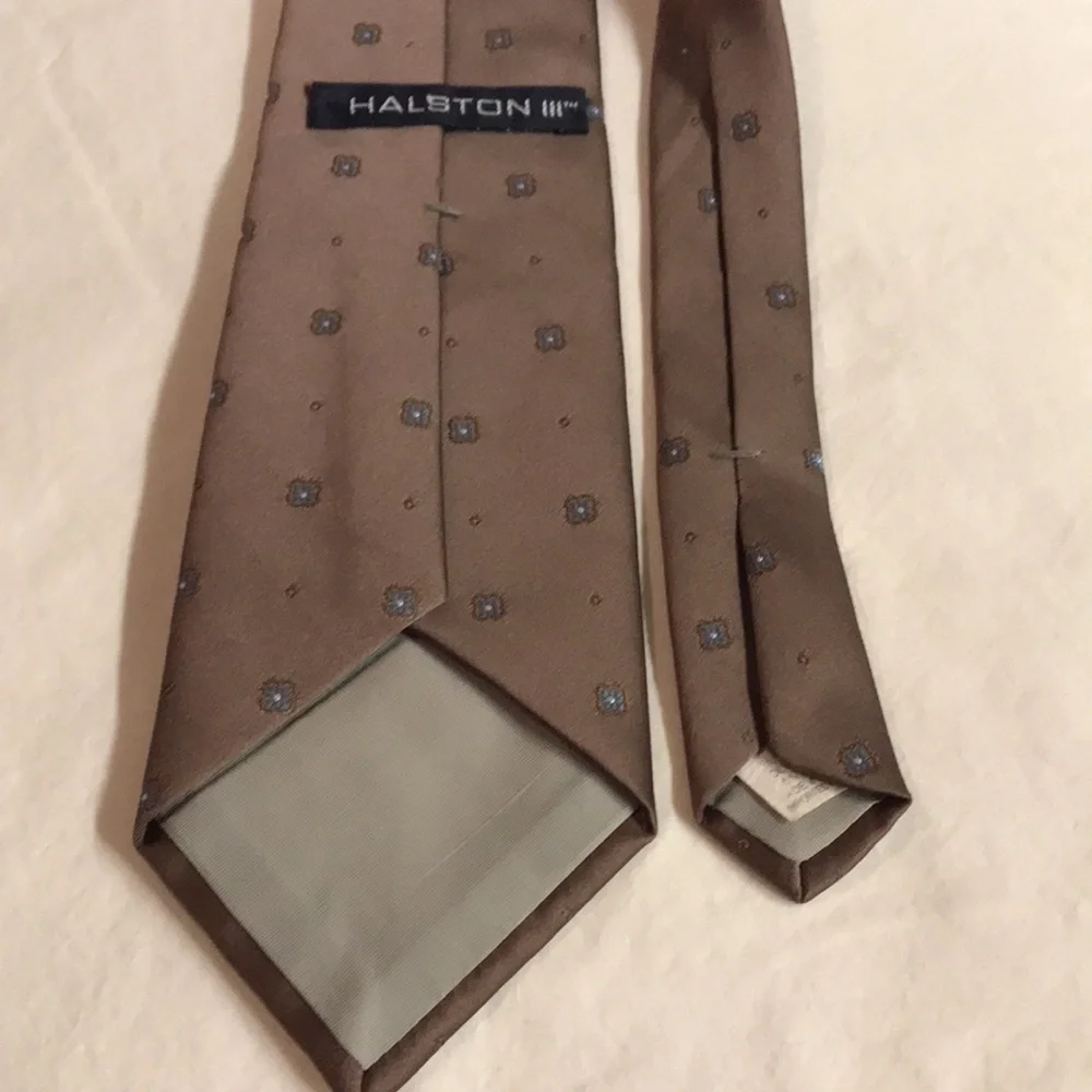 Halston III good silk pre
