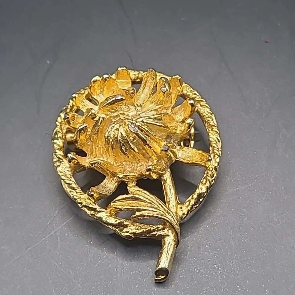 Vintage Flower Brooch‎ Woman Gold Tone Textured Floral Circular Pin Accessory