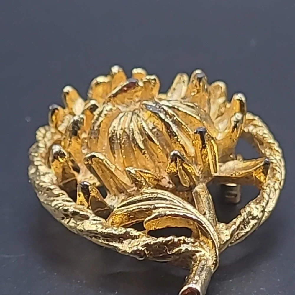Vintage Flower Brooch‎ Woman Gold Tone Textured Floral Circular Pin Accessory