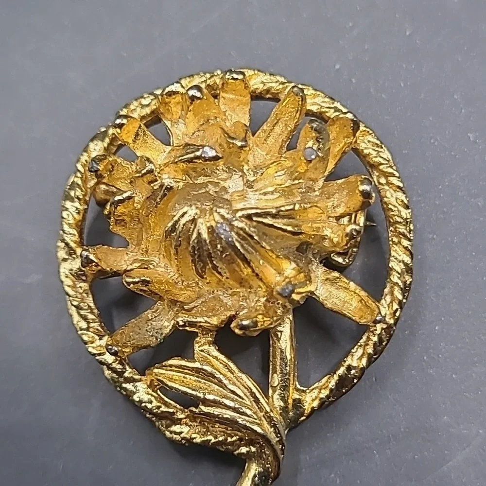 Vintage Flower Brooch‎ Woman Gold Tone Textured Floral Circular Pin Accessory