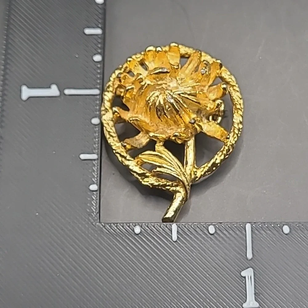 Vintage Flower Brooch‎ Woman Gold Tone Textured Floral Circular Pin Accessory