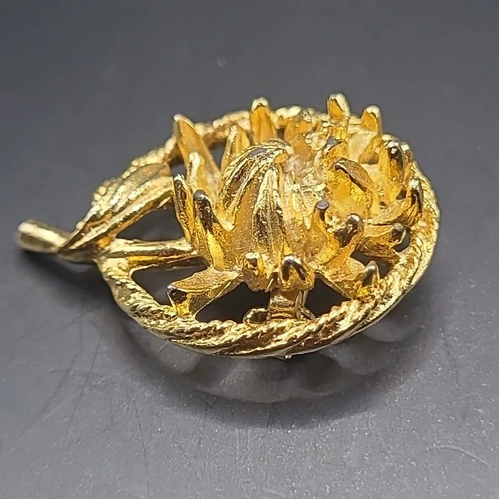 Vintage Flower Brooch‎ Woman Gold Tone Textured Floral Circular Pin Accessory