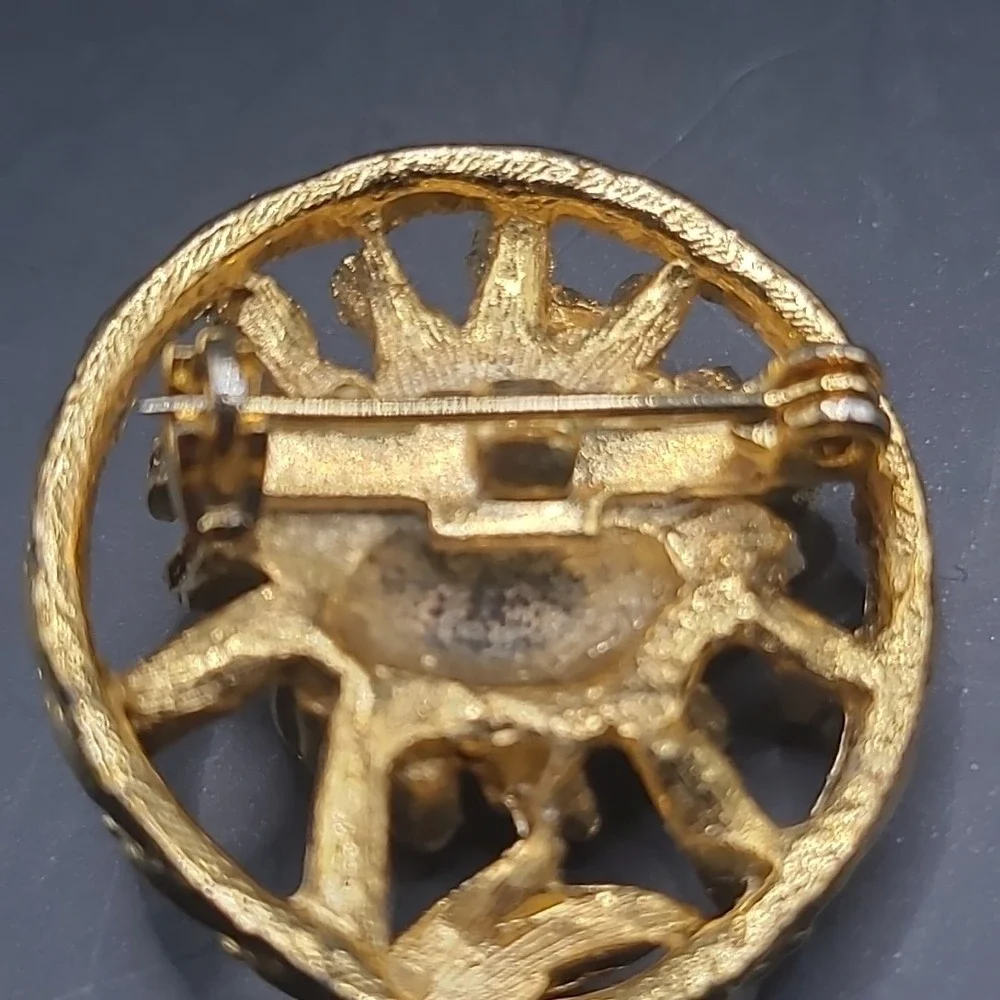 Vintage Flower Brooch‎ Woman Gold Tone Textured Floral Circular Pin Accessory