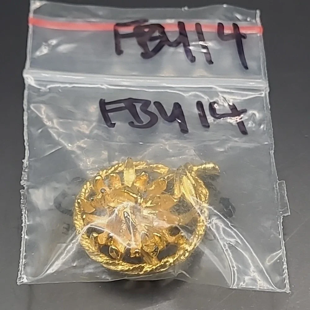 Vintage Flower Brooch‎ Woman Gold Tone Textured Floral Circular Pin Accessory