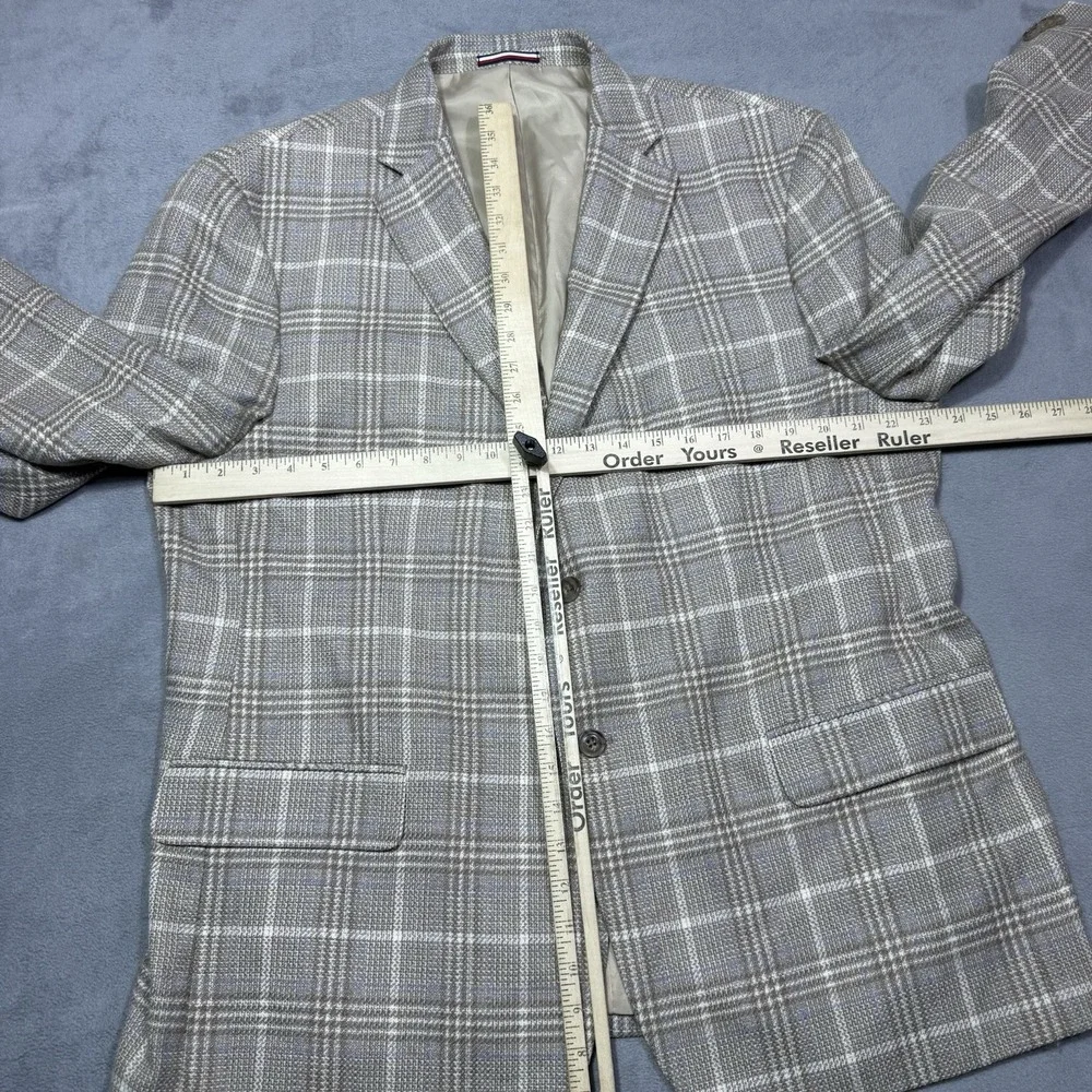 Tommy Hilfiger fit wearing coat