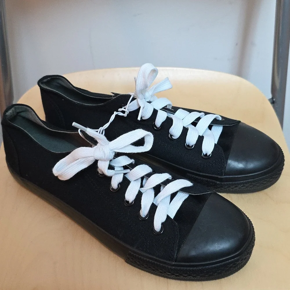 Athletech‎ Black Sneakers Minimalist Design Low-Top W White Shoelaces Mens 8 NWT