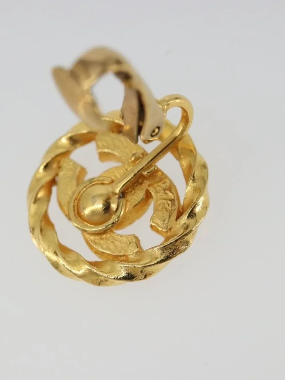 CHANEL brand	chanel color	gold
