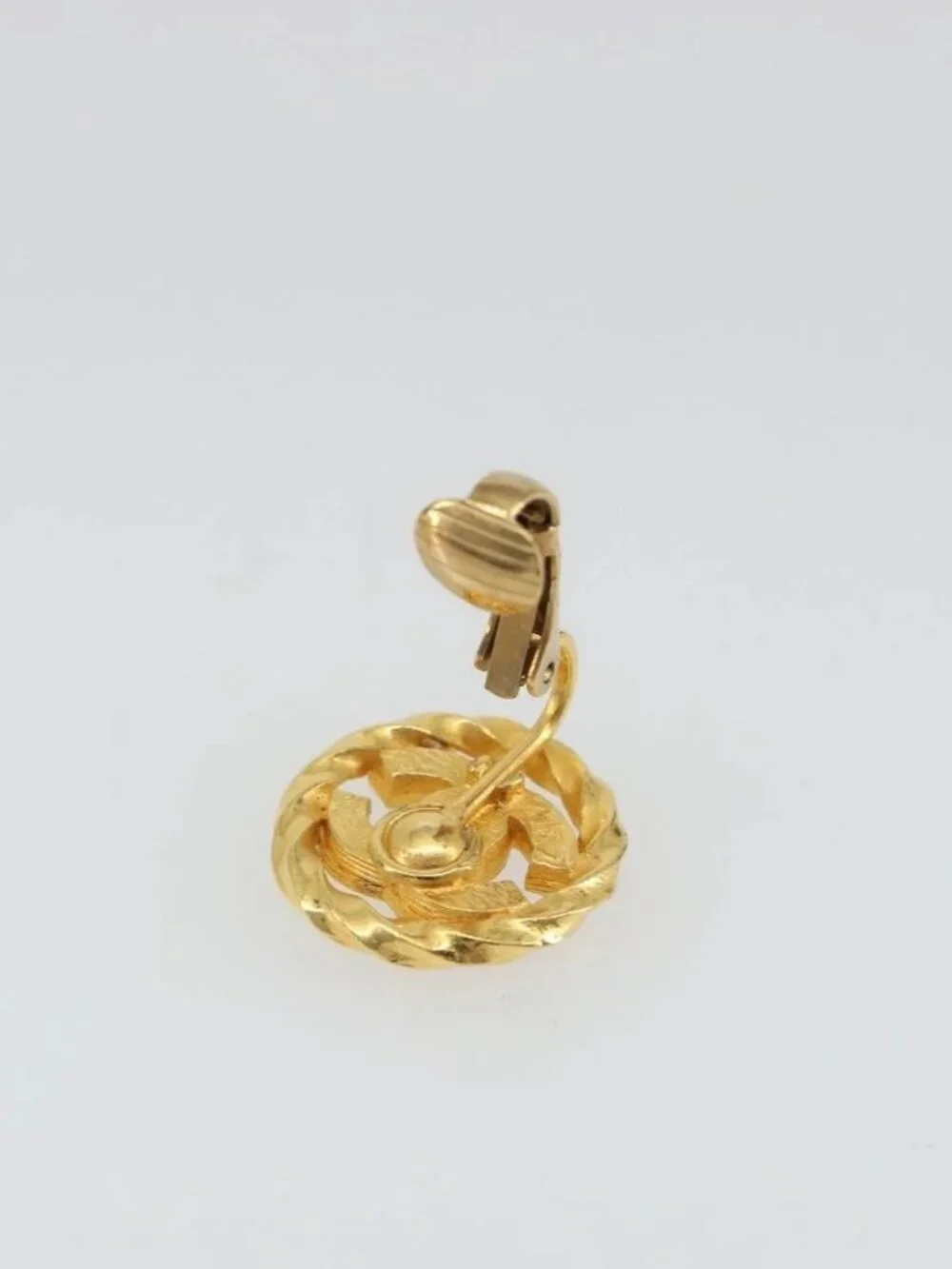 CHANEL brand	chanel color	gold