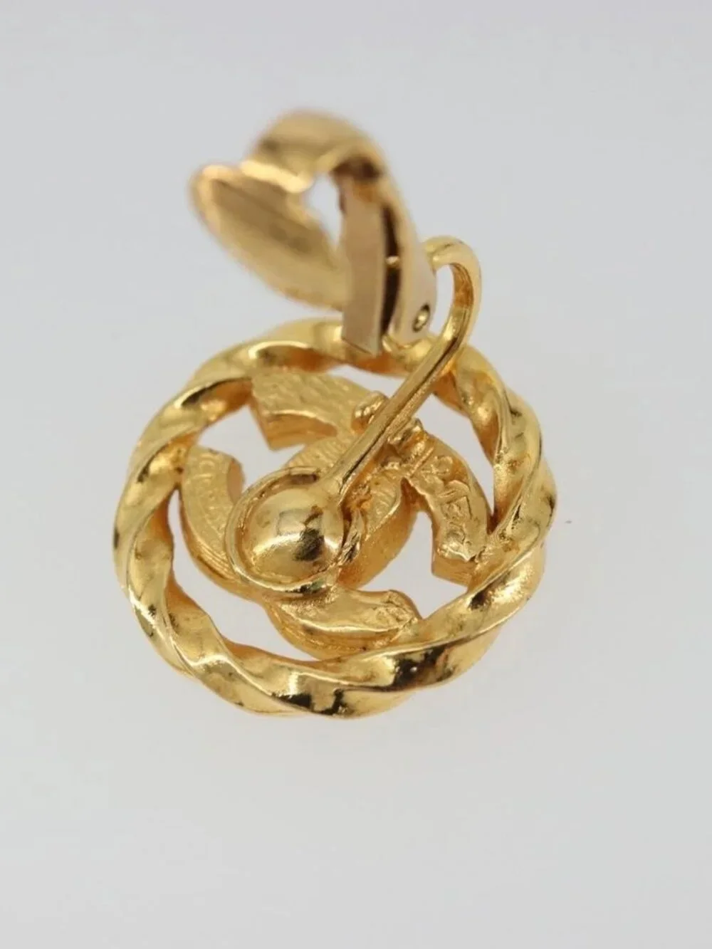 CHANEL brand	chanel color	gold