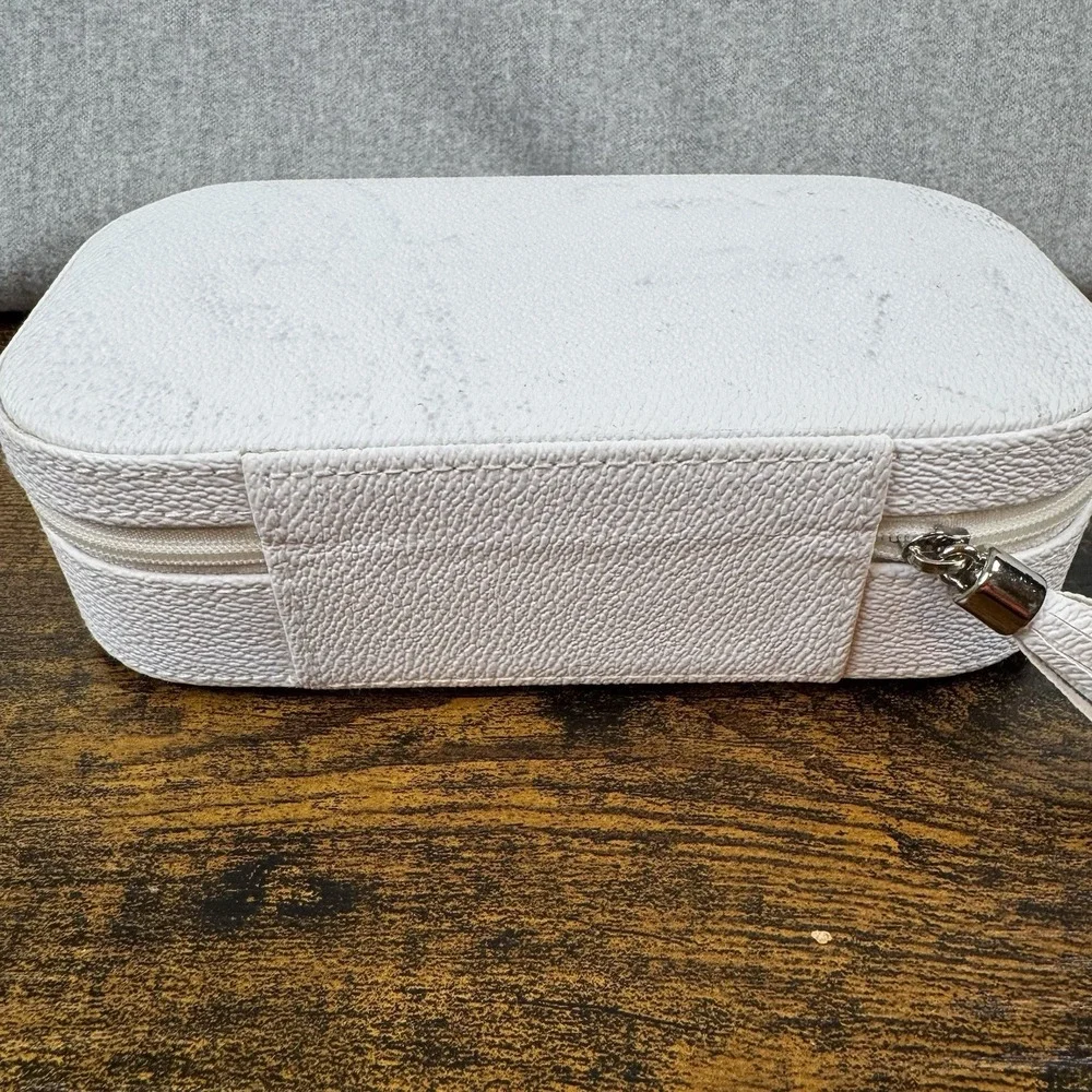Cynthia Rowley case zip