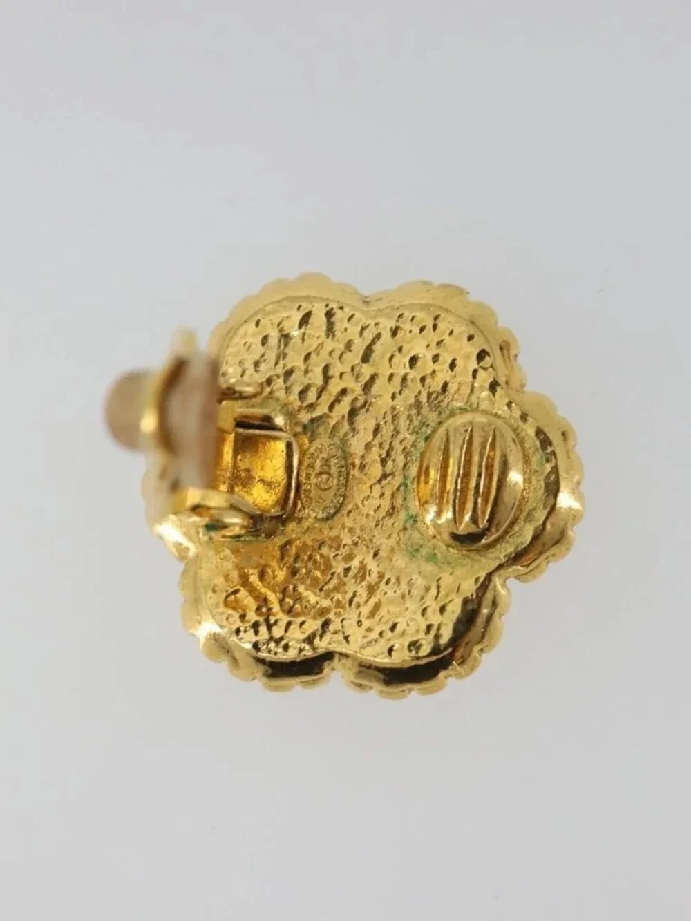 CHANEL brand	chanel color	gold