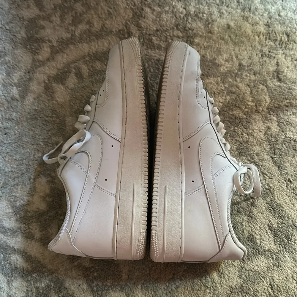 EUC Nike Men’s Air Force 1 ‘07 White Athletic Sneakers‎ 12