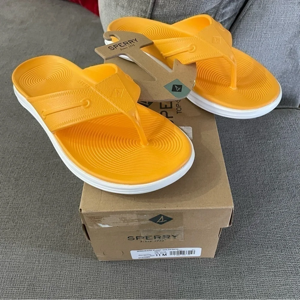NWT Sperry Windward Float Men’s Flip Flops Goldfinch