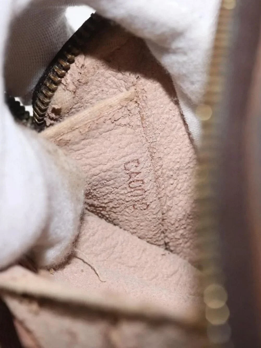 Louis Vuitton leather：sun corner	rubbing