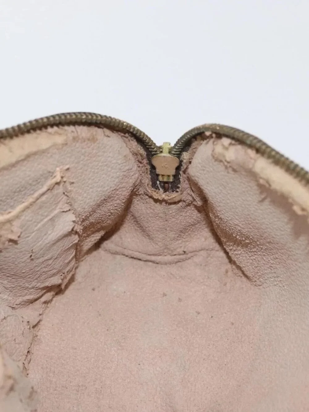 Louis Vuitton inch odor	there 	w17cm