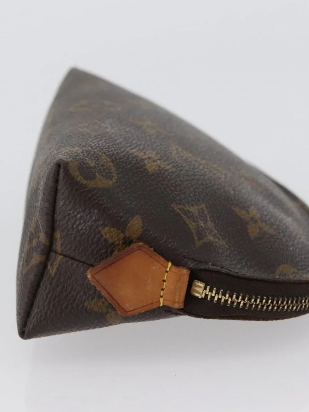 Louis Vuitton dust accessory	there 	ca0010
