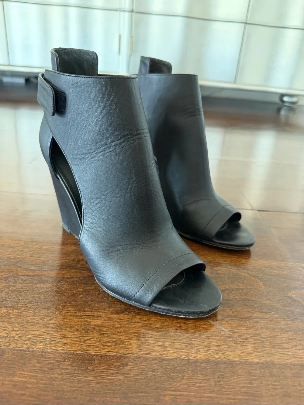 Vince chic black