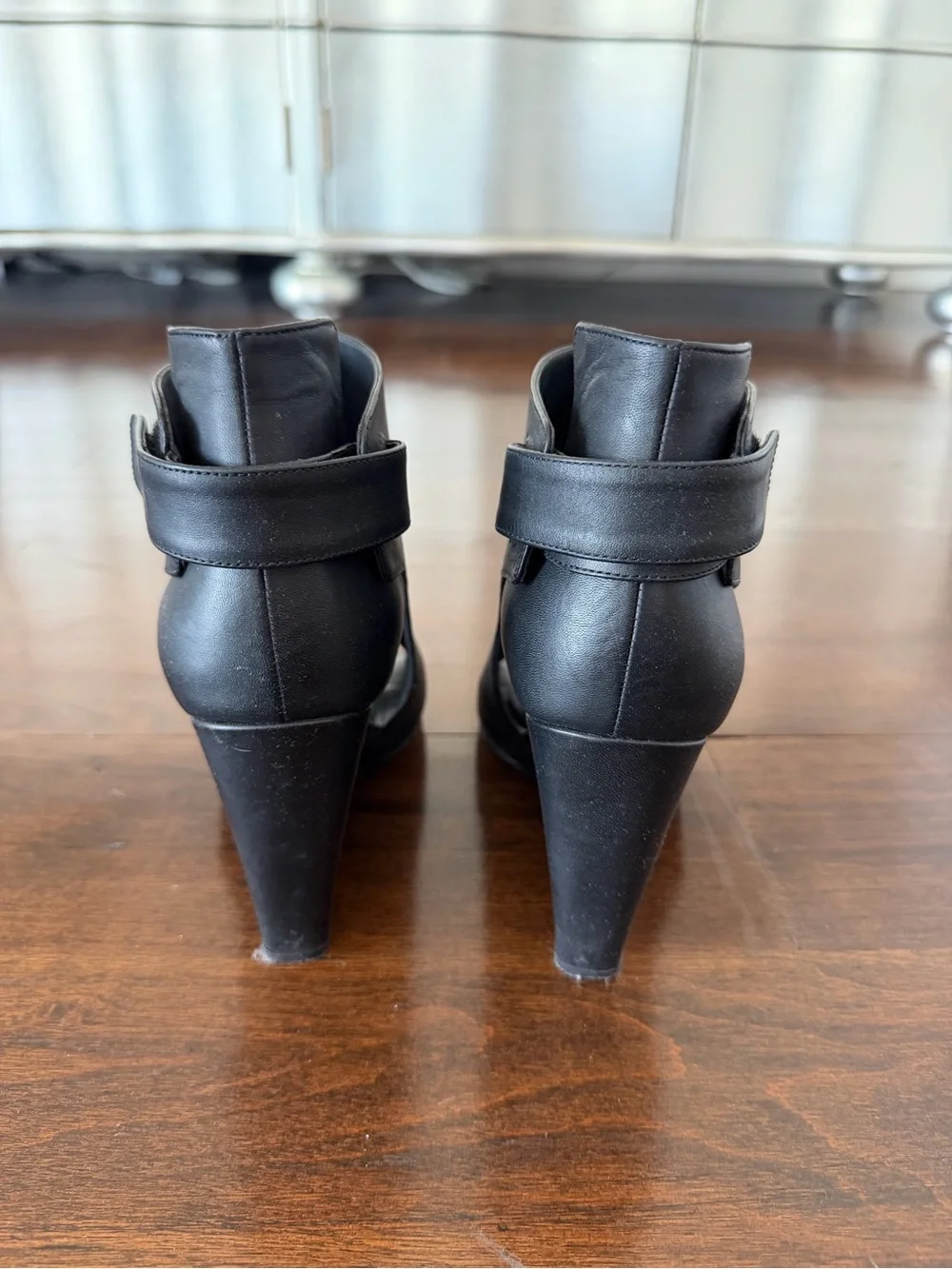 Vince chic black