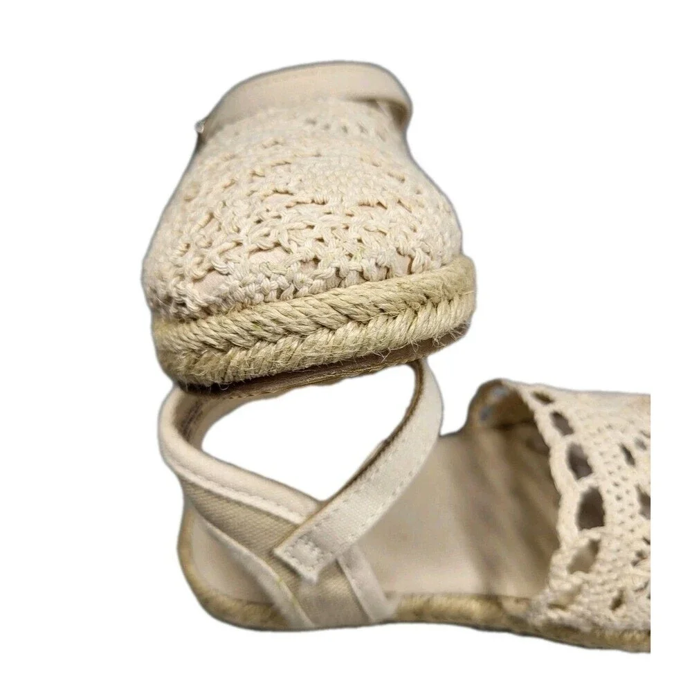 GAP features intricate