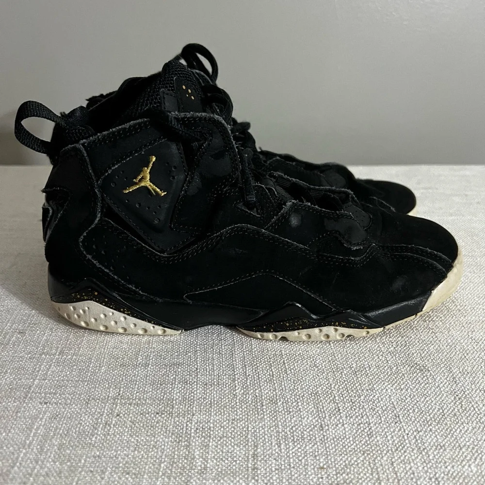 ✨Nike‎ Jordan True Flight youth size 3 Black and gold.