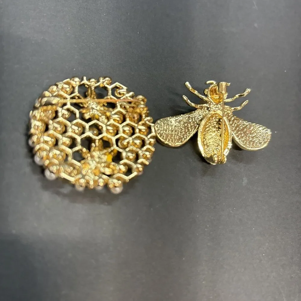 Unbranded bee brooch
