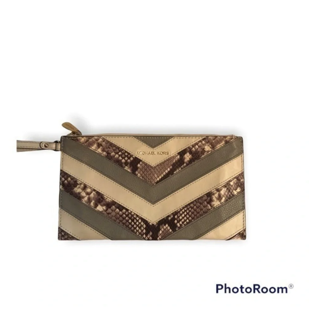 Michael kors white python embossed leather chevron large wristlet bag