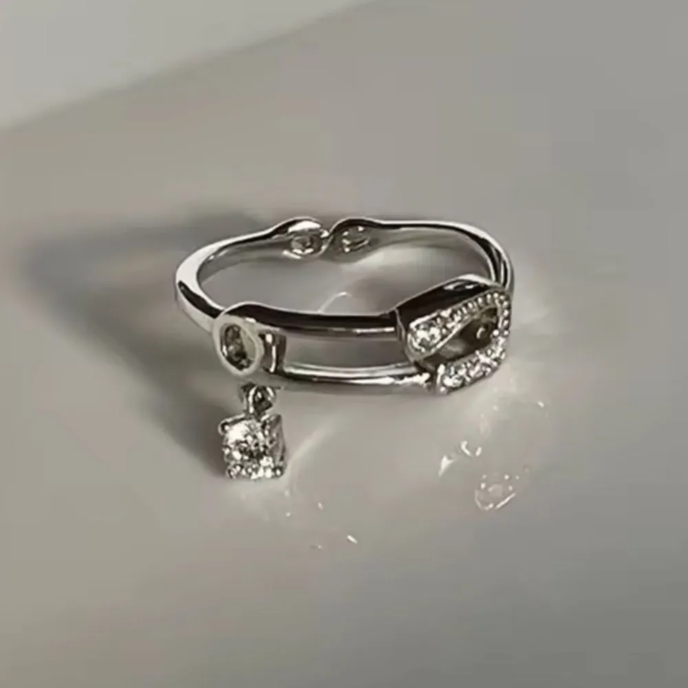 The dangle pin ring in 925 silver