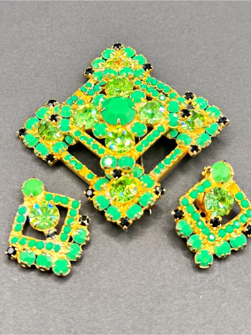 Vintage Juliana green rhinestone and uranium glass brooch and clip on earrings