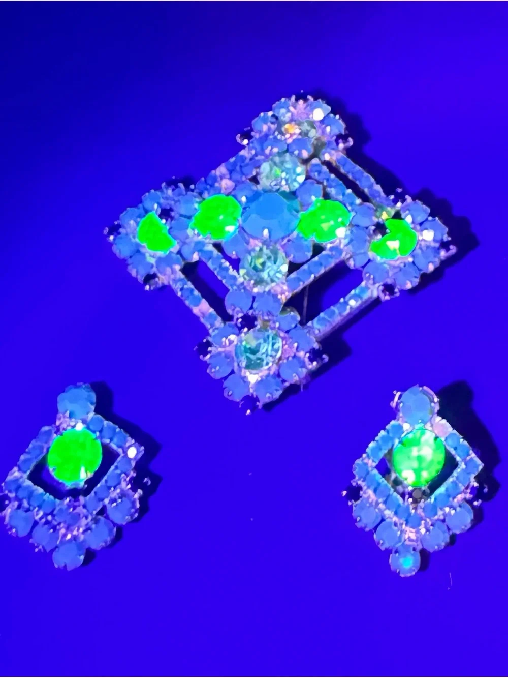 Vintage Juliana green rhinestone and uranium glass brooch and clip on earrings