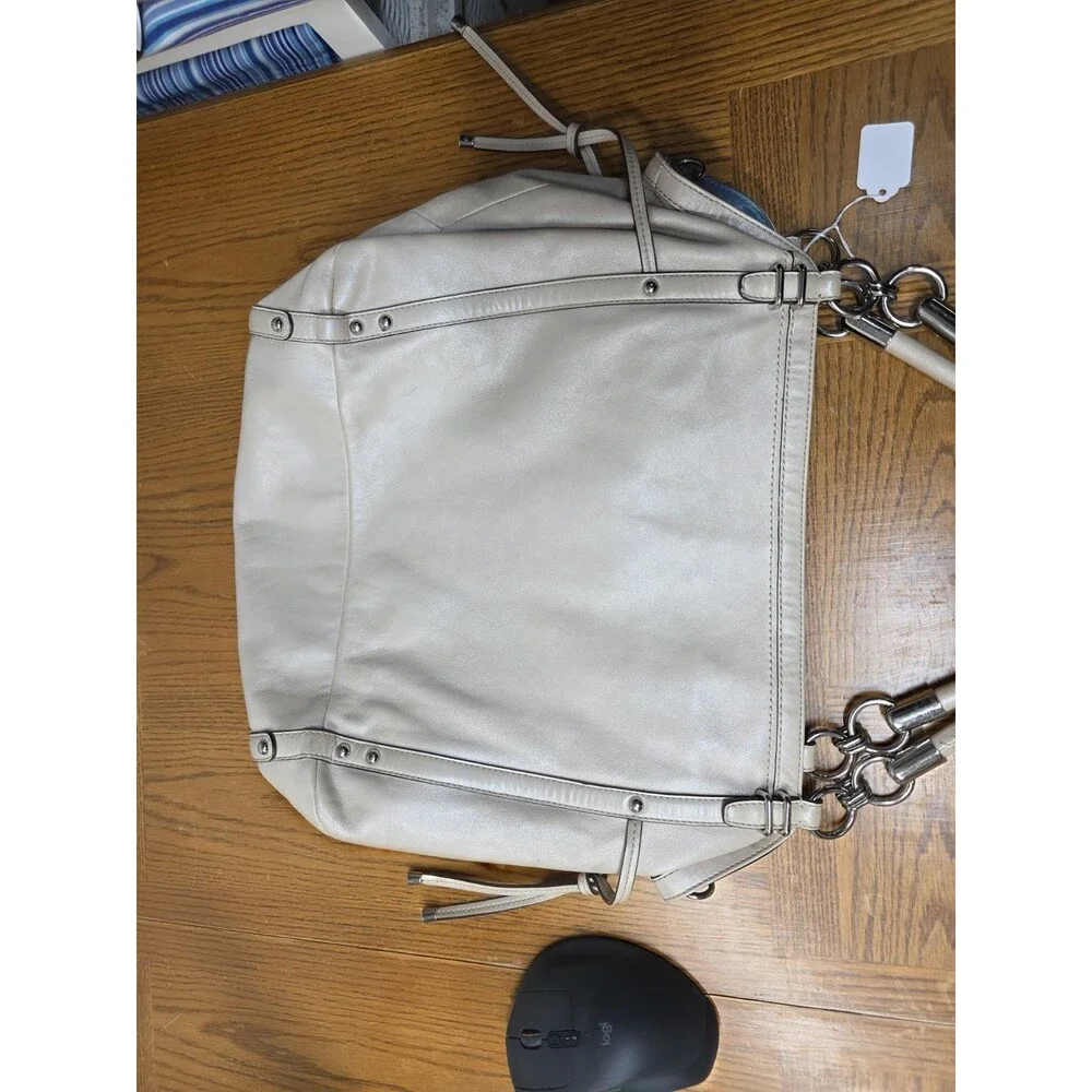 Coach zipper closures