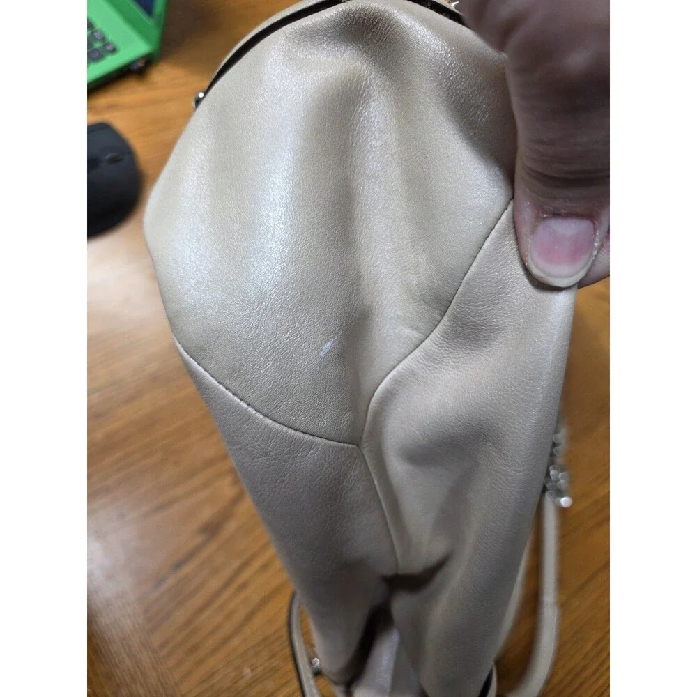 Coach zipper closures