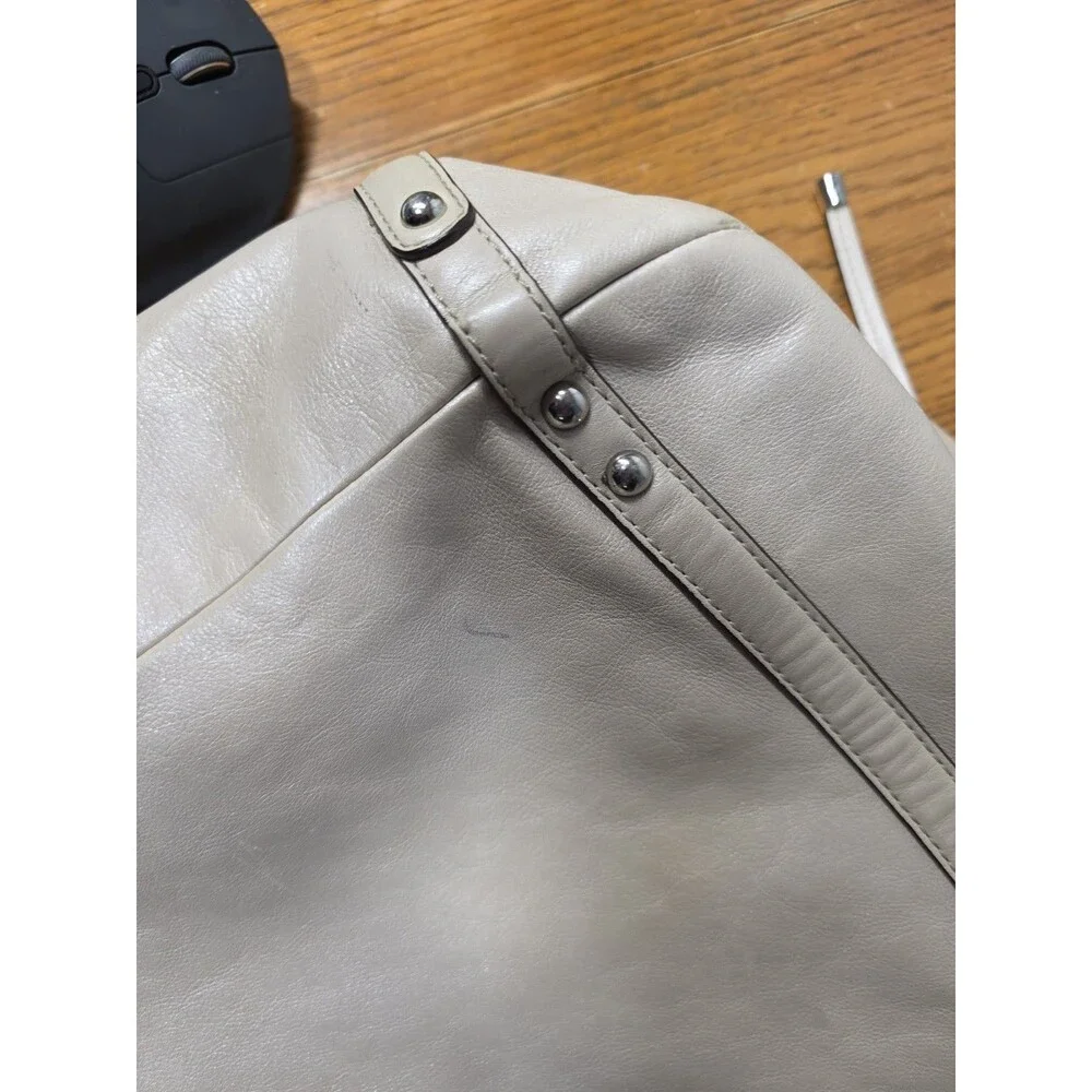 Coach zipper closures