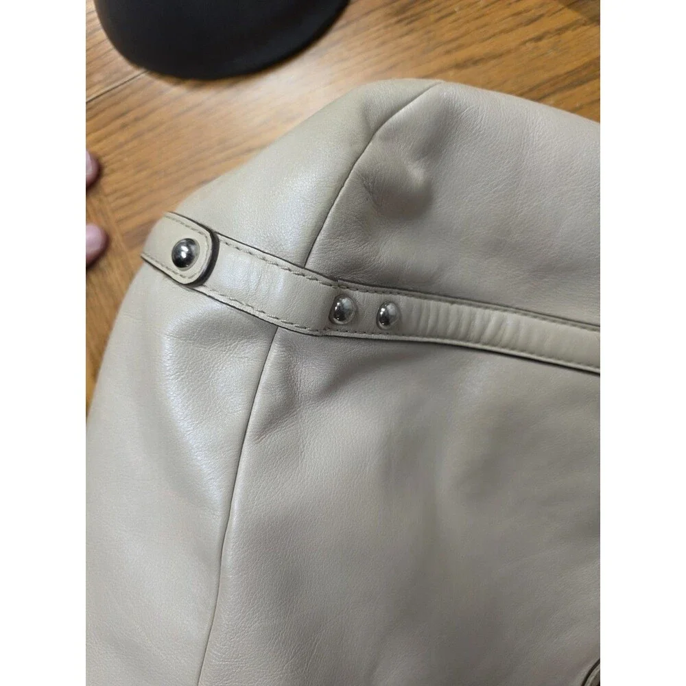 Coach zipper closures