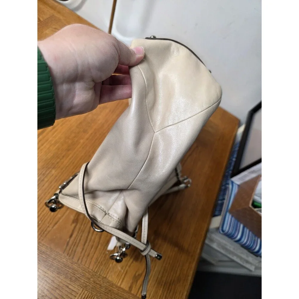 Coach zipper closures