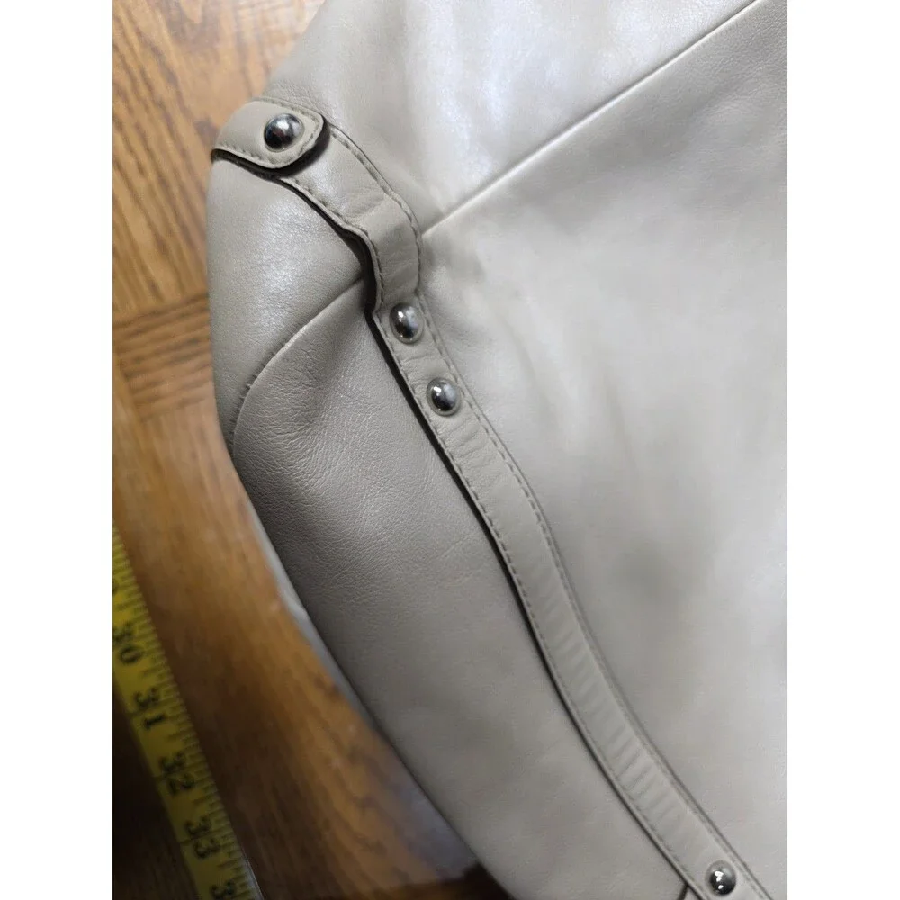 Coach zipper closures