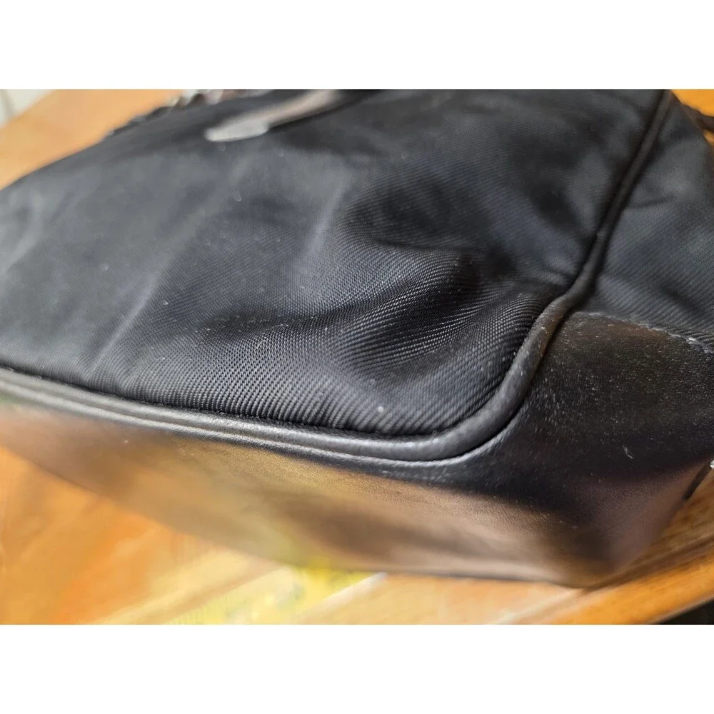 Coach zipper closures
